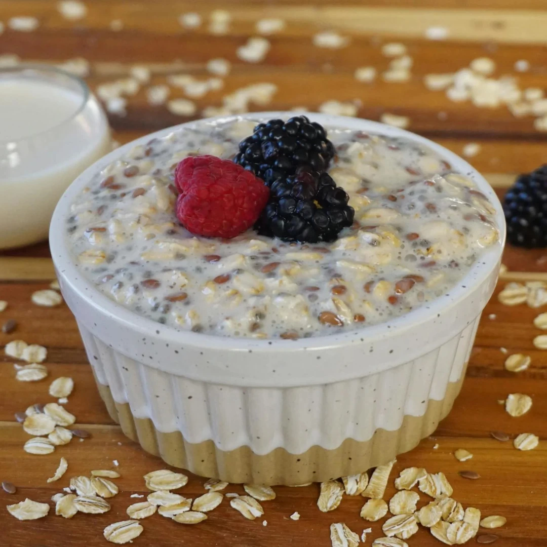 A glass jar filled with creamy Kefir Overnight Oats, topped with fresh berries, sliced bananas, and a sprinkle of granola, ready for a healthy and delicious breakfast.