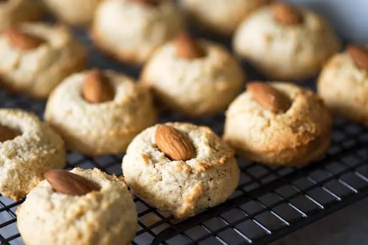 How to Prepare Almond Biscuits